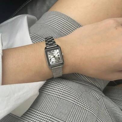 Casio ساعة كاسيو للنساء بتصميم مربع بعقارب الكوارتز LTP-V007D-7B، حالة معدنية رفيعة 7.5 مم، سوار من الفولاذ المقاوم للصدأ، عقارب بأرقام رومانية، مرآة زجاج معدني وإبزيم قابل للطي - ساعة فستان أنيقة عتيقة للاستخدام اليومي/المكتبي