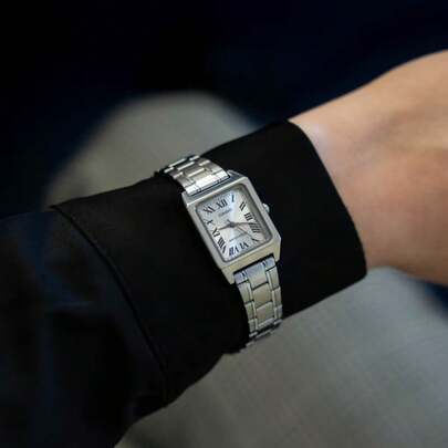 Casio ساعة كاسيو للنساء بتصميم مربع بعقارب الكوارتز LTP-V007D-7B، حالة معدنية رفيعة 7.5 مم، سوار من الفولاذ المقاوم للصدأ، عقارب بأرقام رومانية، مرآة زجاج معدني وإبزيم قابل للطي - ساعة فستان أنيقة عتيقة للاستخدام اليومي/المكتبي