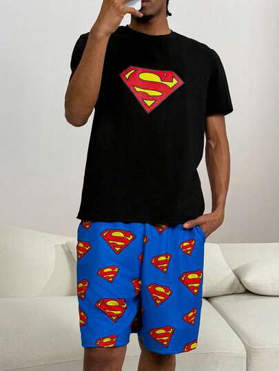 SUPERMAN X SHEIN طقم أزياء للرجال مكون من شورت وبلوزة كم قصير مزينة برقعة شعار