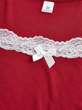 SHEIN Girlism تي شيرت مطابقة مزينة بالدانتيل على الياقة للمراهقات باللون الأحمر