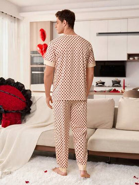 SHEIN بيجامة رجالية بياقة مستديرة وطباعة قلب بأكمام قصيرة وتصميم لوحات ملونة متباينة