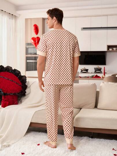 SHEIN بيجامة رجالية بياقة مستديرة وطباعة قلب بأكمام قصيرة وتصميم لوحات ملونة متباينة