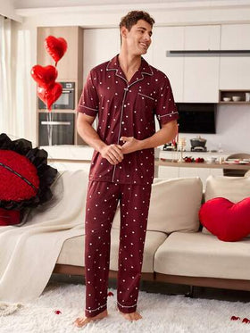 SHEIN طقم بيجامة للرجال يتكون من سترة كارديجان بياقة وبنطال طويل مع طباعة قلوب