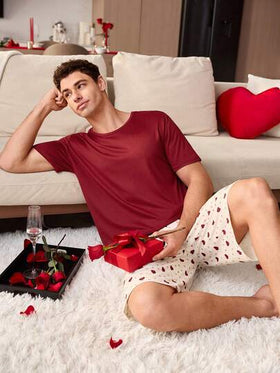 SHEIN بيجامة رجالية قصيرة الأكمام مطبوعة بقلوب وبنقاط بولكا لعيد الحب