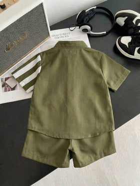 SHEIN Playful Pals بدلة صيفية للأطفال الصبيان تتكون من قميص أبيض بياقة عالية وأكمام قصيرة مع شورت كاجوال بسيط، مناسبة للعطلات والسفر والتجمعات والحفلات
