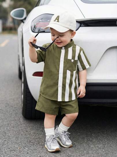 SHEIN Playful Pals بدلة صيفية للأطفال الصبيان تتكون من قميص أبيض بياقة عالية وأكمام قصيرة مع شورت كاجوال بسيط، مناسبة للعطلات والسفر والتجمعات والحفلات
