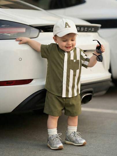 SHEIN Playful Pals بدلة صيفية للأطفال الصبيان تتكون من قميص أبيض بياقة عالية وأكمام قصيرة مع شورت كاجوال بسيط، مناسبة للعطلات والسفر والتجمعات والحفلات