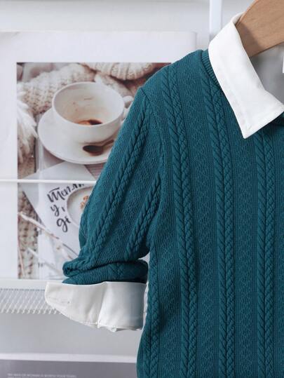 مجموعة ملابس أولاد مكونة من 2 قطعة: ملابس علوية: كنزة صوفية كنزة بنسيج مزخرف باللون الأزرق الداكن مع رسم مطرز باللون الأحمر على الصدر الأيسر، أسفل: بنطلون بيج، مناسب للذهاب إلى المدرسة والاستخدام اليومي الكاجوال في فصلي الربيع والصيف