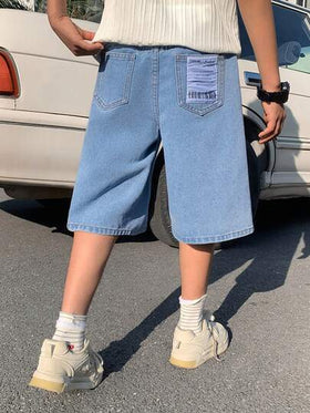 SHEIN شورت أولاد مراهقين بتصميم بسيط قاعدة زرقاء جينز رترو فضفاض مريح منعش مع جيب خلفي وتصميم رقعة صغيرة ذو ساق واسعة للأطفال، ملابس يومية للأولاد المراهقين وملابس ربيع إلى صيف للحفلات والملابس الشارعية