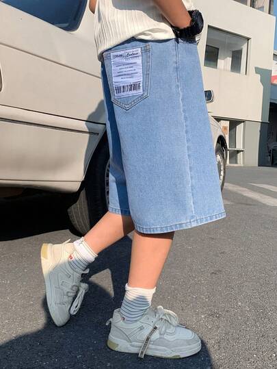 SHEIN شورت أولاد مراهقين بتصميم بسيط قاعدة زرقاء جينز رترو فضفاض مريح منعش مع جيب خلفي وتصميم رقعة صغيرة ذو ساق واسعة للأطفال، ملابس يومية للأولاد المراهقين وملابس ربيع إلى صيف للحفلات والملابس الشارعية