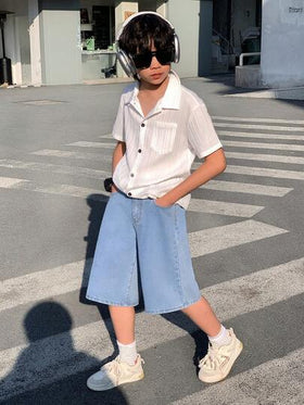 SHEIN شورت أولاد مراهقين بتصميم بسيط قاعدة زرقاء جينز رترو فضفاض مريح منعش مع جيب خلفي وتصميم رقعة صغيرة ذو ساق واسعة للأطفال، ملابس يومية للأولاد المراهقين وملابس ربيع إلى صيف للحفلات والملابس الشارعية