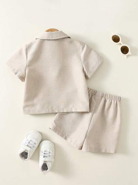 SHEIN مجموعة بدلة قصيرة الأكمام من البليزر والشورت للأطفال/الأولاد الرضع، بلون الخاكي، بدلة رسمية أنيقة مناسبة للمناسبات الخاصة كالأعياد والأعراس والمناسبات الدينية وحفلات استقبال المواليد، مناسبة للحضور كضيف أو طفل حامل الخاتم