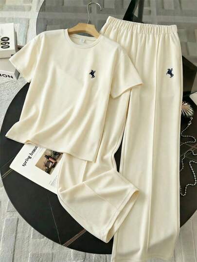 SHEIN Explorewe مجموعة رياضية كاجوال للبنات المراهقات، ملابس علوية فضفاض مطرز بأكمام قصيرة + بنطال طويل، متعددة الاستخدامات للارتداء اليومي والمنزل والمدرسة، قطعتان