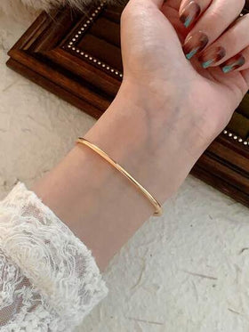 ساعة أساور ذهبية اللون مربعة للنساء، بتصميم بسيط وأنيق، مناسبة للارتداء اليومي وخيار هدية مثالي
