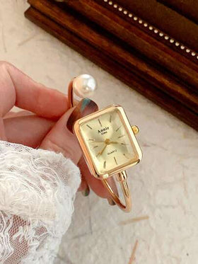 ساعة أساور ذهبية اللون مربعة للنساء، بتصميم بسيط وأنيق، مناسبة للارتداء اليومي وهدية مثالية