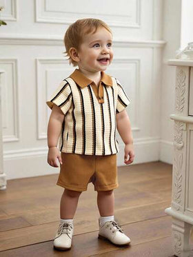 SHEIN Playful Pals ملابس أطفال رضع ذكور للربيع والصيف، قماش ذو ملمس نسيجي بخطوط باللون الخاكي، ذو ياقة على شكل حرف V مع طية صغيرة من نفس عائلة الألوان، ضروري للارتداء اليومي العادي والأنشطة المنزلية