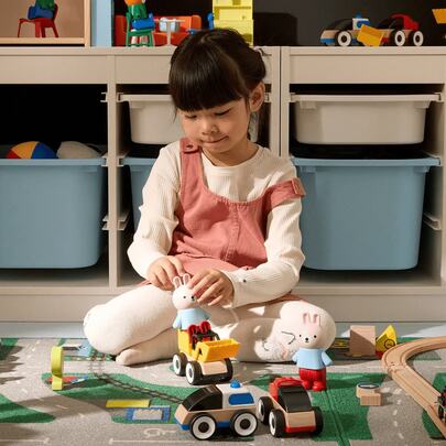IKEA مجموعة ألعاب سيارات LILLABO Tetra Pak، ثلاث قطع، متعددة الألوان، بتصميم نورديك، ثلاث سيارات، مصنوعة من الخشب الصلب، قابلة للفصل والتركيب، تساعد على تنمية التناسق بين اليد والعين، لعبة تفاعلية تعليمية للأطفال الرضع، مناسبة للعب اليومي.