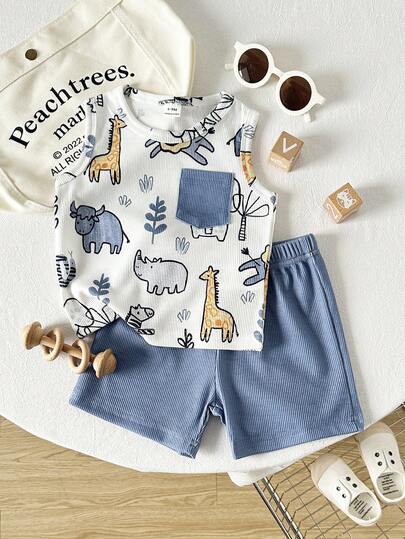 SHEIN Playful Pals طقم سترة بلا أكمام مطبوع بطبعة ديناصور كرتونية للأولاد والشورت الأخضر الأحادي اللون، طراز حيوي وجميل، مناسب للمغامرات الخارجية والارتداء المنزلي المريح وأوقات الحفلات السعيدة