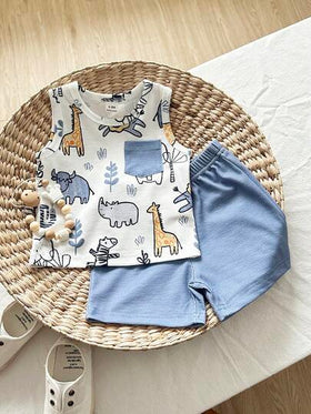 SHEIN Playful Pals طقم سترة بلا أكمام مطبوع بطبعة ديناصور كرتونية للأولاد والشورت الأخضر الأحادي اللون، طراز حيوي وجميل، مناسب للمغامرات الخارجية والارتداء المنزلي المريح وأوقات الحفلات السعيدة