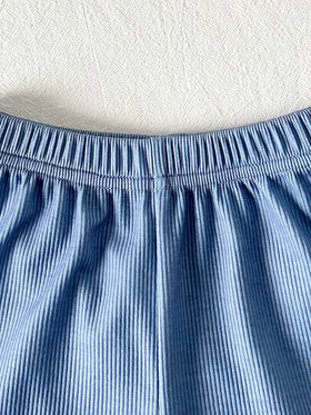 SHEIN Playful Pals طقم سترة بلا أكمام مطبوع بطبعة ديناصور كرتونية للأولاد والشورت الأخضر الأحادي اللون، طراز حيوي وجميل، مناسب للمغامرات الخارجية والارتداء المنزلي المريح وأوقات الحفلات السعيدة