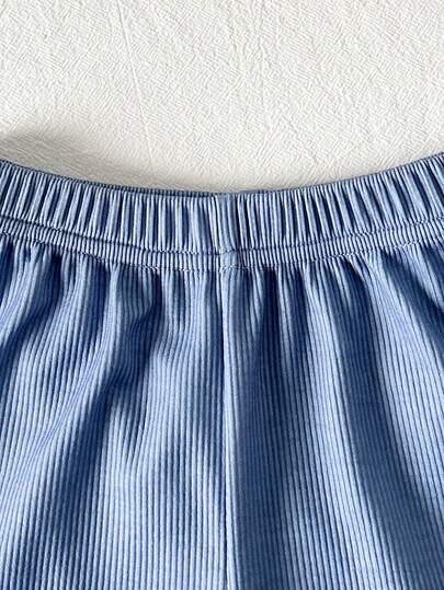 SHEIN Playful Pals طقم سترة بلا أكمام مطبوع بطبعة ديناصور كرتونية للأولاد والشورت الأخضر الأحادي اللون، طراز حيوي وجميل، مناسب للمغامرات الخارجية والارتداء المنزلي المريح وأوقات الحفلات السعيدة