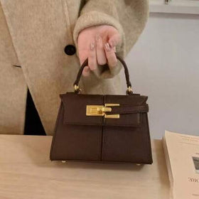 حقيبة يد نسائية عصرية مع حزام كتف مزخرف، ديكور معدني ذهبي بسيط، حقيبة كتف جديدة لموسم الخريف/الشتاء باللون البني، قابلة للتعديل والفصل، حقيبة كروس مناسبة لطالبات الجامعة والتسوق اليومي