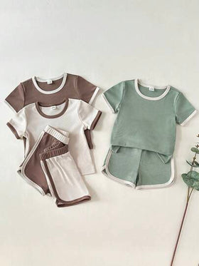 SHEIN 6 قطع/مجموعة بدلة أطفال ولادي كاجوال مكونة من ملابس علوية بأكمام قصيرة وشورت بتصميم ألوان متباينة، مناسبة للخارج والرياضة والاستخدام اليومي