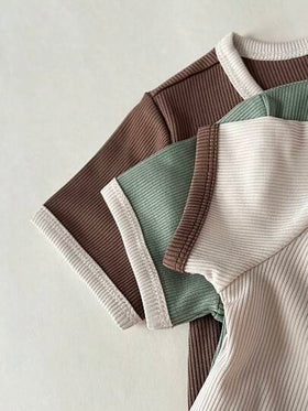 SHEIN 6 قطع/مجموعة بدلة أطفال ولادي كاجوال مكونة من ملابس علوية بأكمام قصيرة وشورت بتصميم ألوان متباينة، مناسبة للخارج والرياضة والاستخدام اليومي