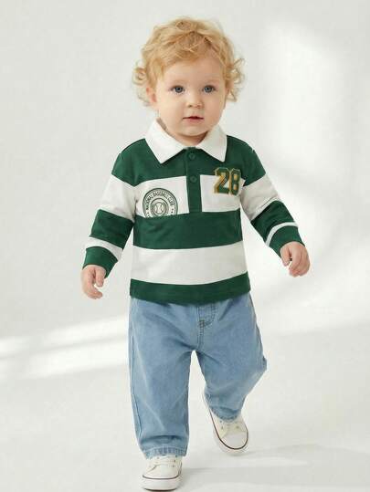 SHEIN Playful Pals مجموعة قميص بولو مخطط رياضي كاجوال وبنطلون جينز أزرق للأطفال الصبية، مع شارة وطباعة أرقام، مناسبة للارتداء مع جاكيت، للرياضة، المدرسة، العطلات، السفر، الشتاء