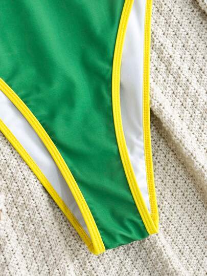 Swim SXY بدلة سباحة كاجوال للنساء موديل ربيع/صيف 2026 بطبعة علم وطني على الكتف وظهر مكشوف مناسبة للشاطئ والعطلات