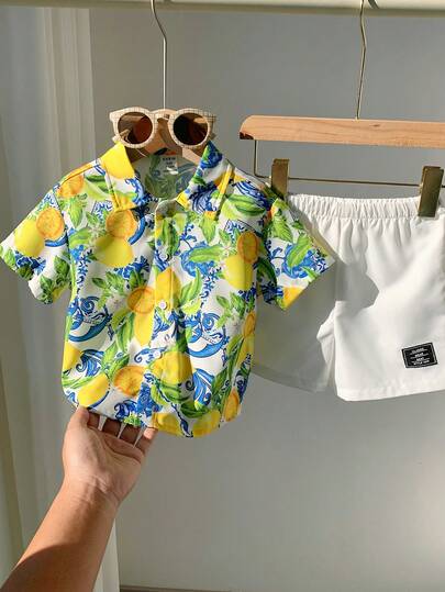 SHEIN مجموعة قميص وشورت للأطفال الصبيان 2 قطعة، قميص كاجوال بأكمام قصيرة وطباعة الليمون وشورت بخصر مطاطي، ملابس صيفية للعطلات