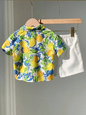 SHEIN مجموعة قميص وشورت للأطفال الصبيان 2 قطعة، قميص كاجوال بأكمام قصيرة وطباعة الليمون وشورت بخصر مطاطي، ملابس صيفية للعطلات