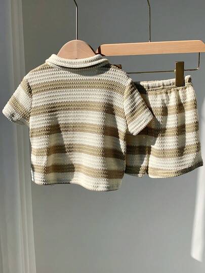 SHEIN مجموعة قميص بولو أكمام قصيرة مخطط وشورت للأطفال حديثي الولادة الجنسين، مناسبة للصيف والأنشطة اليومية، قطعتان