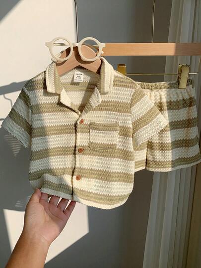 SHEIN مجموعة قميص بولو أكمام قصيرة مخطط وشورت للأطفال حديثي الولادة الجنسين، مناسبة للصيف والأنشطة اليومية، قطعتان