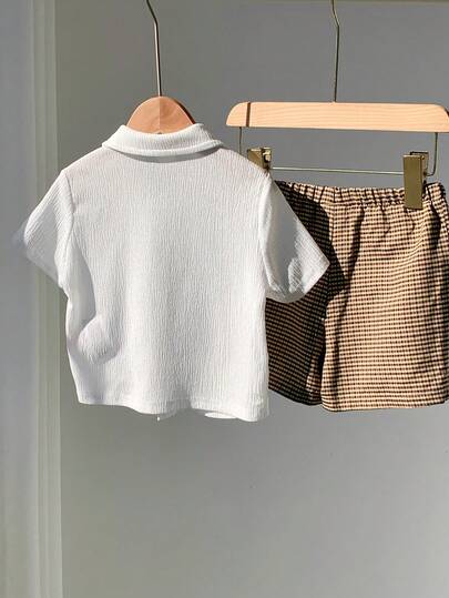 SHEIN مجموعة قميص كم قصير بنقشة الدب الطفولية وشورت مربع للأطفال الصغار، ملابس أطفال صبي للربيع/الصيف، مجموعتان