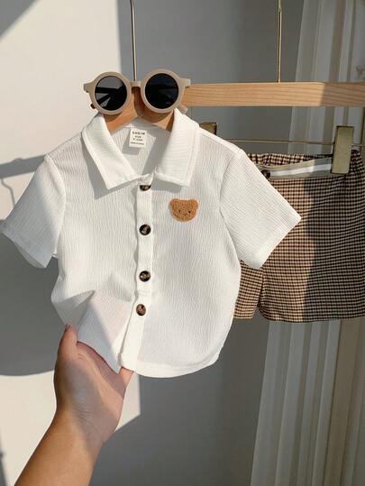 SHEIN مجموعة قميص كم قصير بنقشة الدب الطفولية وشورت مربع للأطفال الصغار، ملابس أطفال صبي للربيع/الصيف، مجموعتان