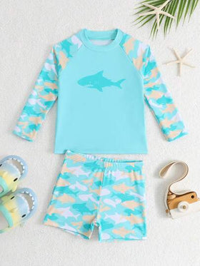 SHEIN طقم ملابس سباحة للأولاد مطبوع عليه رسوم كرتونية لسمكة القرش، مناسب للشاطئ والسباحة
