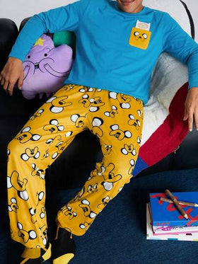 ADVENTURE TIME X SHEIN طقم ملابس منزلية للرجال يتكون من تي شيرت بطبعة كلب على جيب محبوك وبنطلون بطبعة كاملة باللون الأصفر