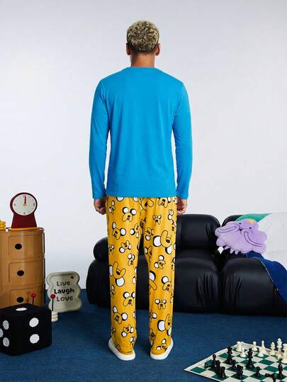 ADVENTURE TIME X SHEIN طقم ملابس منزلية للرجال يتكون من تي شيرت بطبعة كلب على جيب محبوك وبنطلون بطبعة كاملة باللون الأصفر