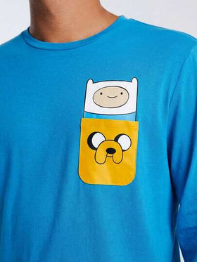 ADVENTURE TIME X SHEIN طقم ملابس منزلية للرجال يتكون من تي شيرت بطبعة كلب على جيب محبوك وبنطلون بطبعة كاملة باللون الأصفر