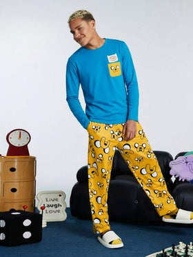 ADVENTURE TIME X SHEIN طقم ملابس منزلية للرجال يتكون من تي شيرت بطبعة كلب على جيب محبوك وبنطلون بطبعة كاملة باللون الأصفر