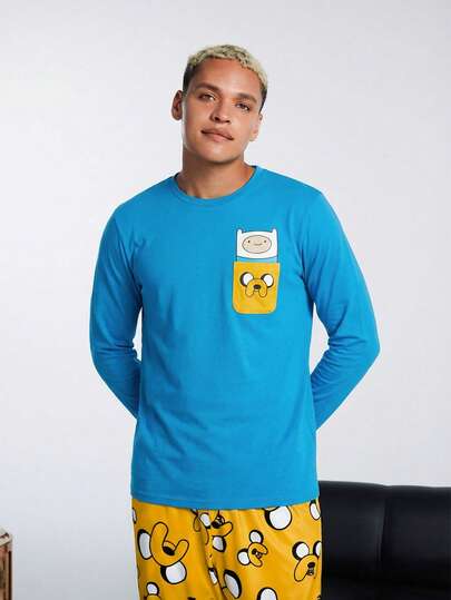 ADVENTURE TIME X SHEIN طقم ملابس منزلية للرجال يتكون من تي شيرت بطبعة كلب على جيب محبوك وبنطلون بطبعة كاملة باللون الأصفر