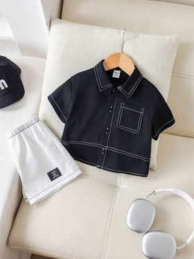 SHEIN مجموعة قميص أسود بأكمام قصيرة وشورت أبيض كاجوال لطفل صبي في الصيف، مجموعة ملابس أطفال صيفية بطباعة حرفية مرنة