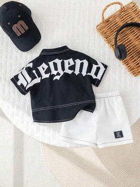 SHEIN مجموعة قميص أسود بأكمام قصيرة وشورت أبيض كاجوال لطفل صبي في الصيف، مجموعة ملابس أطفال صيفية بطباعة حرفية مرنة