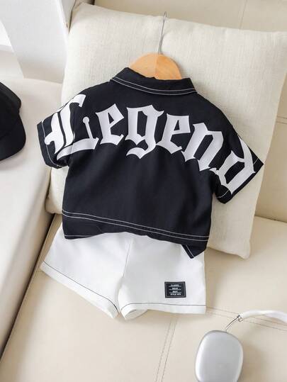 SHEIN مجموعة قميص أسود بأكمام قصيرة وشورت أبيض كاجوال لطفل صبي في الصيف، مجموعة ملابس أطفال صيفية بطباعة حرفية مرنة