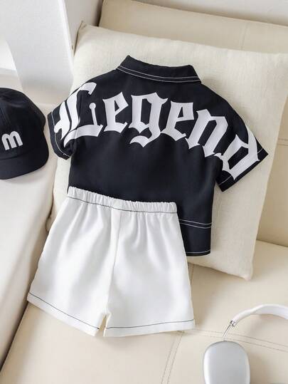 SHEIN مجموعة قميص أسود بأكمام قصيرة وشورت أبيض كاجوال لطفل صبي في الصيف، مجموعة ملابس أطفال صيفية بطباعة حرفية مرنة