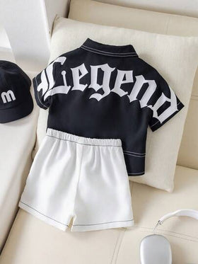 SHEIN مجموعة قميص أسود بأكمام قصيرة وشورت أبيض كاجوال لطفل صبي في الصيف، مجموعة ملابس أطفال صيفية بطباعة حرفية مرنة
