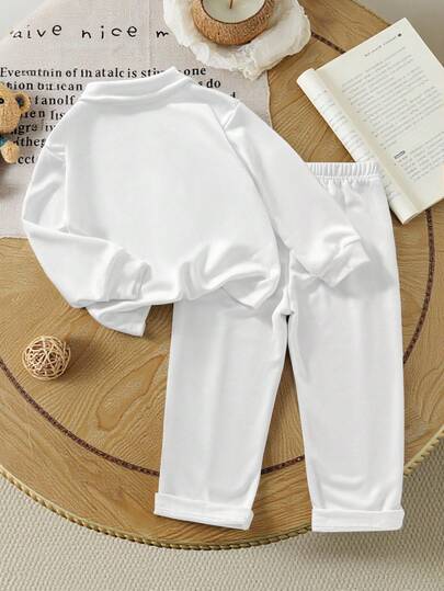 SHEIN ملابس كاجوال للأطفال الرضع ذكور/إناث، دافئة ومريحة للمواسم الأكثر برودة. تتميز بقميص كم طويل ذو سحاب نصفي وياقة، بتصميم بلوفر سهل الارتداء، مقترن مع بنطلون بخصر مرن. مناسب للمشي والأنشطة الخفيفة والتجمعات العائلية، مما يسمح لطفلك الصغير بالتألق بالب