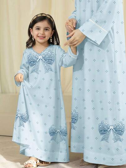 SHEIN فستان كفتان عربي أنيق وأنيق للبنات الصغيرات، بتصميم فيونكة وطراز اللؤلؤ باللون الأزرق الجليدي، مناسب للربيع والصيف اليومي والمناسبات والخروجات، بأكمام طويلة وطراز عربي أنيق وأنيق