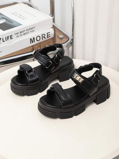 زوج من صنادل ذات كعب عالي بشكل قلب مزينة بالراين ذات لونين للأطفال، صنادل شاطئية، جميلة، أنيقة، مريحة وفاخرة. مناسبة للارتداء اليومي، الحياة الجامعية، أنشطة الحديقة، والخروجات الصيفية. يمكن مطابقتها بسهولة مع مختلف الملابس.